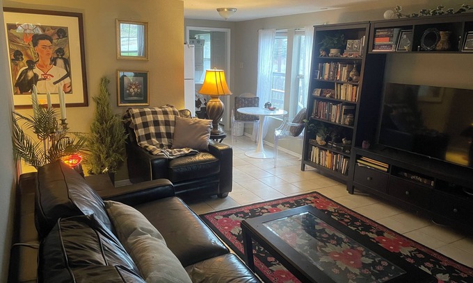 Holly House | Charming Downtown Home, king bed- backyard- best parking- in walking distance…