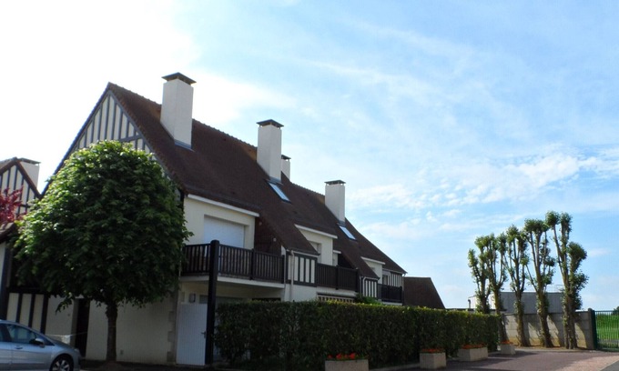 Cabourg Apartment | Charming Duplex in Cabourg: Close to Beach & Town, Sleeps 6, Pet-Friendly, Tennis Court