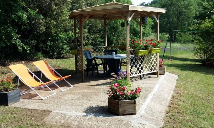 Sainte-Mondane Cottage | Charming Farmhouse with WiFi, Fireplace, and Large Garden near Dordogne River