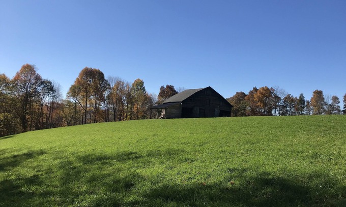 Davis House | Charming farmhouse-60 acres w/trails firepits creek close to Dolly and Canaan