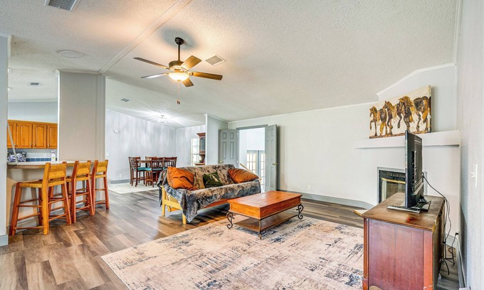Morriston House | Charming Farmhouse in Morriston w/Fenced Yard