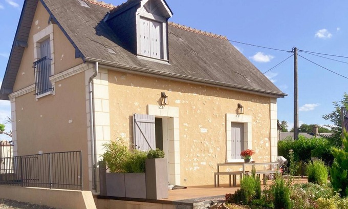 Saint-Aubin-le-Depeint Cottage | Charming Cottage with Modern Amenities, Large Garden, and Terrace in Scenic Touraine