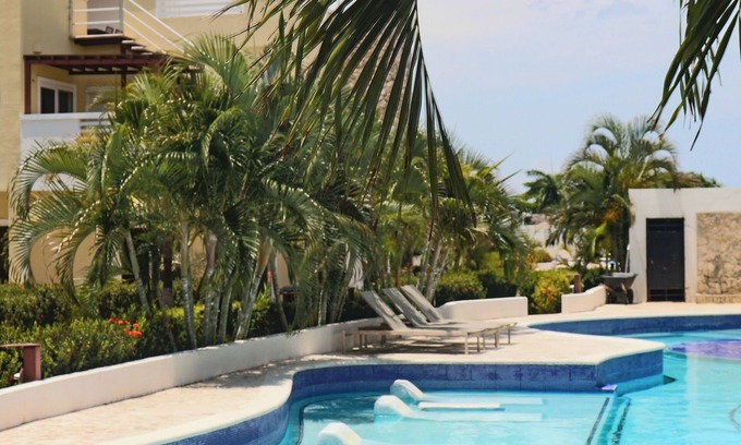 Dixon Cove Villa | Charming Front Beach 3-Bedroom Villa in Roatan