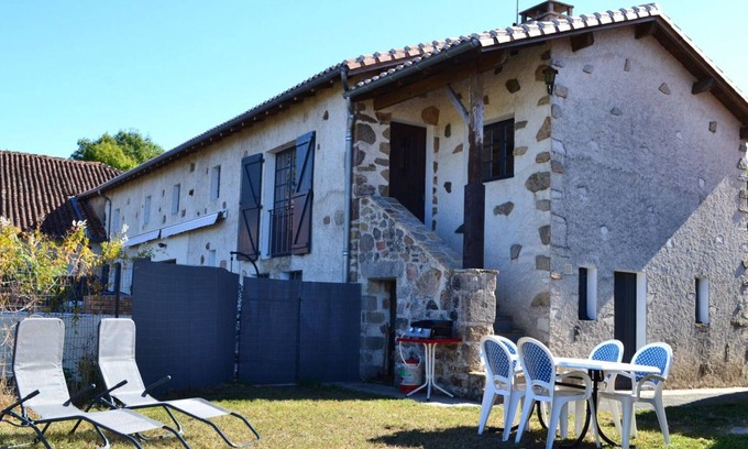 Esse Cottage | Charming Gîte: Enchanting Renovated Loft, Baby-Friendly, Private Garden W/Close Attractions