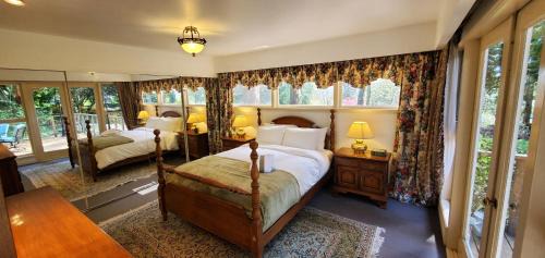 Hollyburn Villa | Charming Garden House