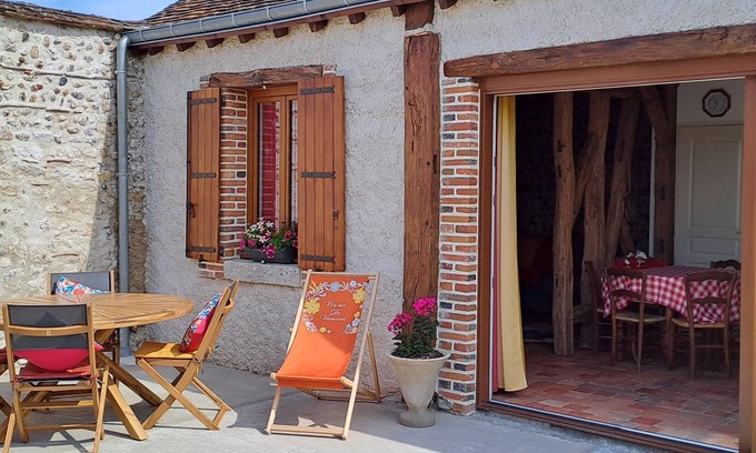 Bonnee Cottage | Charming Gîte with Terrace Near Loire, 4 Guests, BBQ, Private Parking