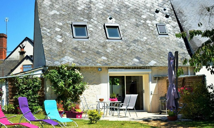Veigne Cottage | Charming Grange with Terrace near Loire Castles – 2 BR, A/C, WiFi, Pet Free, 700m² Shaded Garden