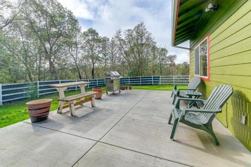 Grants Pass House | Charming Grants Pass Cottage with Patio and Gas Grill!