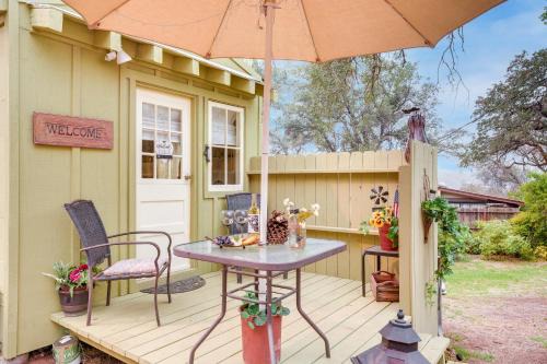 Cedar Ridge Apartment | Charming Grass Valley Studio with Deck and Pond Access