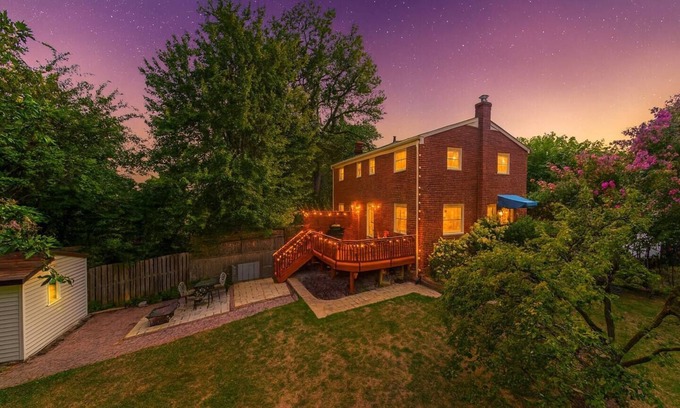 Seminary Hill House | Charming Hideaway 19 min to DC huge Backyard/Grill