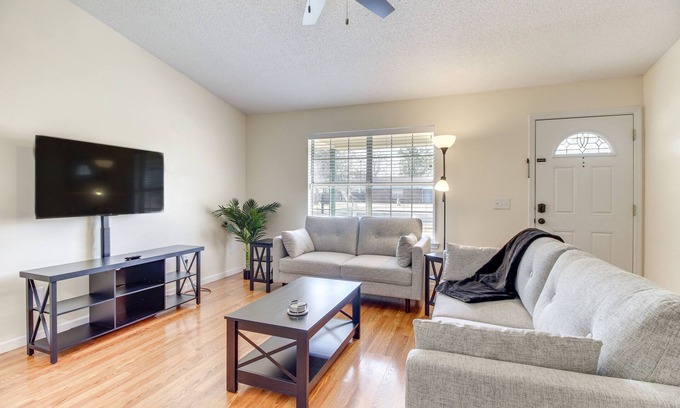 Hinesville House | Charming Hinesville Home < 6 Mi to Fort Stewart