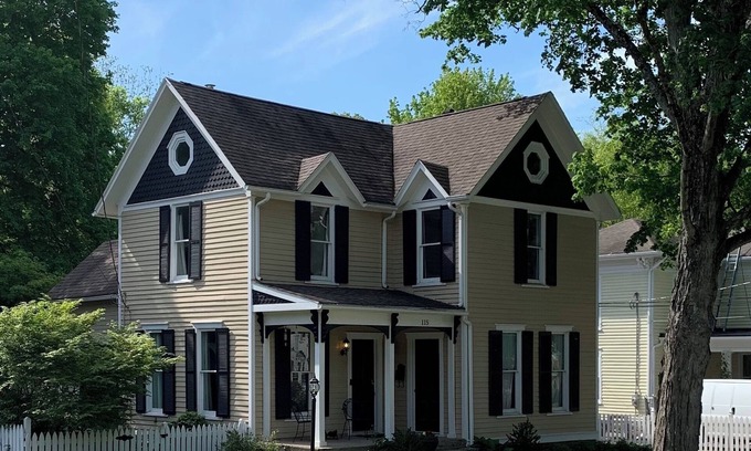 Granville House | Charming Historic 4-bedroom House in Downtown Granville with AC and WiFi