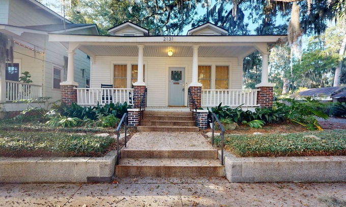 Midtown House | Charming historic dog friendly cottage with fenced backyard