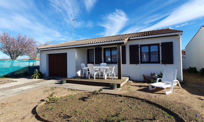 LʼAiguillon-sur-Mer House | Charming Home with Garden, Near Beach & Activities, Pet-Friendly!