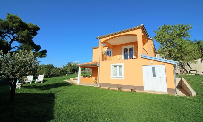 Fuskulin House | Charming holiday home with sea view, 2 bicycles, barbecue, deckchair, private balcony