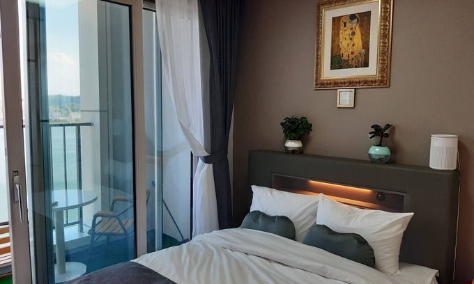 Sokcho Apartment | Charming hotel suite in marvelous Sokcho-si with WiFi