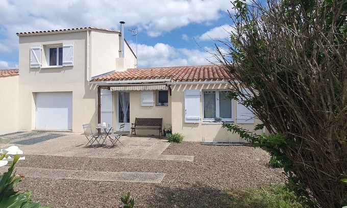 Grues House | Charming House with Garden, Near Beach & Town, Pet-Friendly