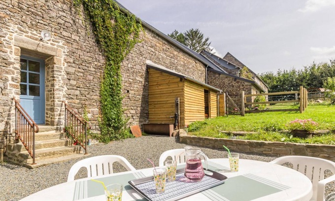 Le Tanu Cottage | Charming house with private garden, BBQ, parking