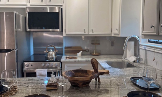 Hyde Park Condo | Charming Hyde Park Oasis