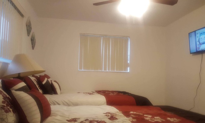 Miami Gardens House | Charming Jazzy Escapes 2-bedroom house with WiFi, AC near Hard Rock Stadium