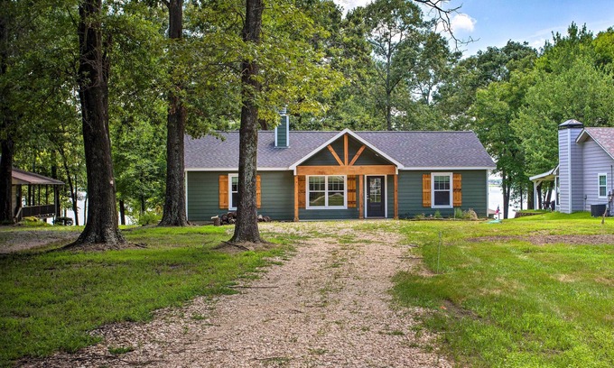 Yantis Cottage | Charming Lake Fork Cottage w/Screened-In Porch!