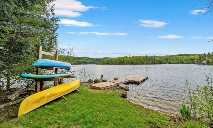 Val-des-Monts Cottage | Charming lake house close to ski hill with spa