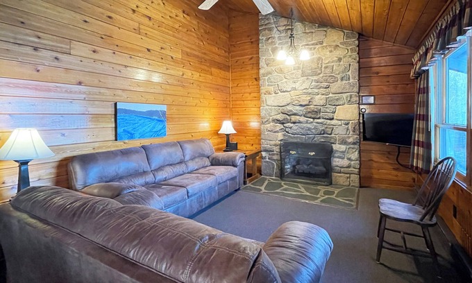 Reeders Cabin | Charming Lake View Cabin in the Poconos on Private Resort