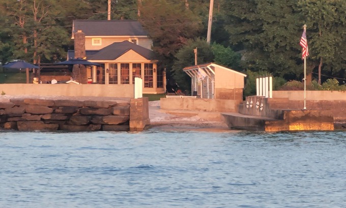 Henderson Cottage | Charming Lakefront Cottage in 1000 Islands region 2 Bedrooms, 1 Loft, Wi Fi & AC