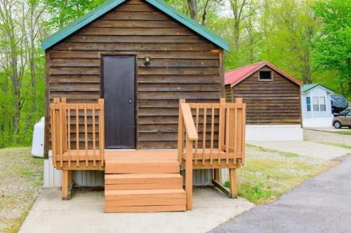 Bloomington House | Charming Log Cabin in Bloomington