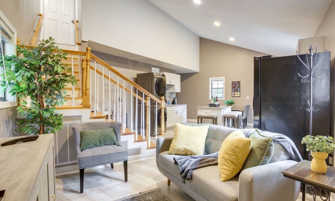 University District Apartment | Charming Memphis Apartment: Remote-work Friendly!
