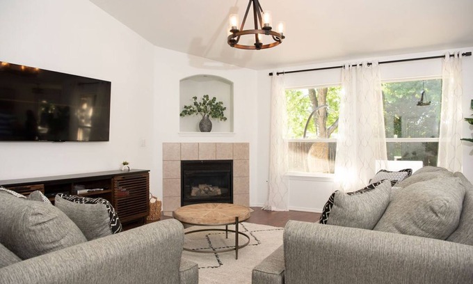 Meridian House | Charming Meridian House~ Amazing Location!
