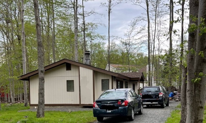Tobyhanna Cabin | Charming, modern 2-bedroom tiny home/cabin with WiFi, AC in fabulous Tobyhanna