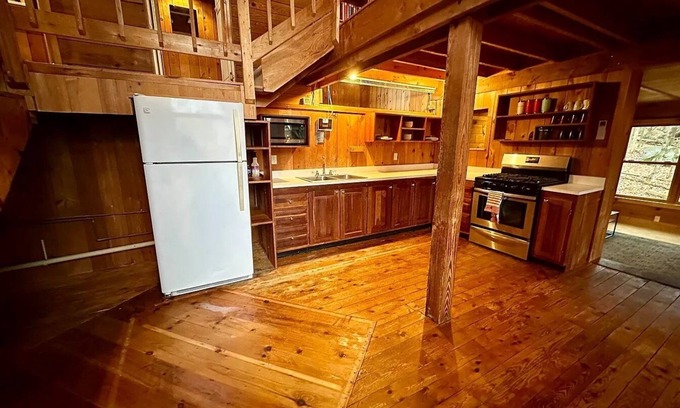Westford House | Charming Mountain 2-bedroom Farmhouse with AC, WiFi in delightful Westford