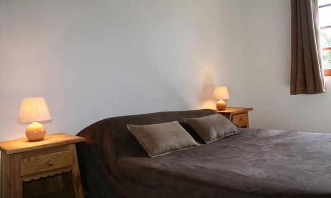Guillaumes Hotel | Charming Mountain Room for Couple | 5 Min Scenic Stroll Nearby Hiking Trails