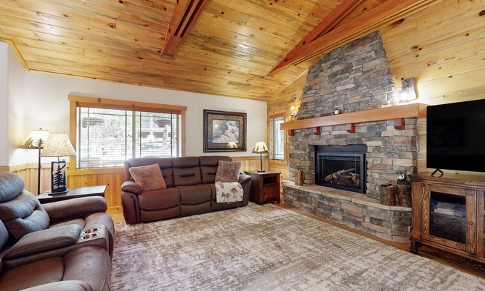 Eagle Mountain Estates House | Charming mountain escape close to skiing, hiking, the lake, and the Village