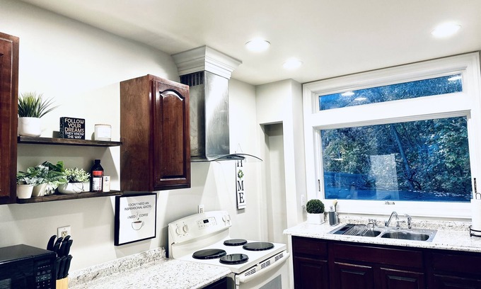 Cumberland Apartment | Charming Mountain View Retreat. Cozy place within walking distance to downtown.