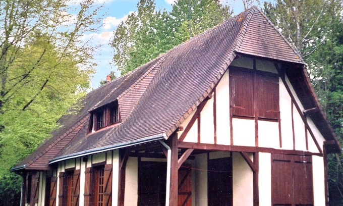 Authon-du-Perche Cottage | Charming Nature Retreat in Perche: 2BR, Fishing Pond, Pet-Friendly