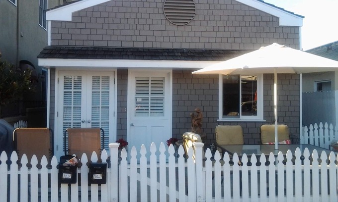 West Newport Cottage | CHARMING NEWPORT BEACH COTTAGE CLOSE TO BEACH AND BAY ON THE PENNISULA.