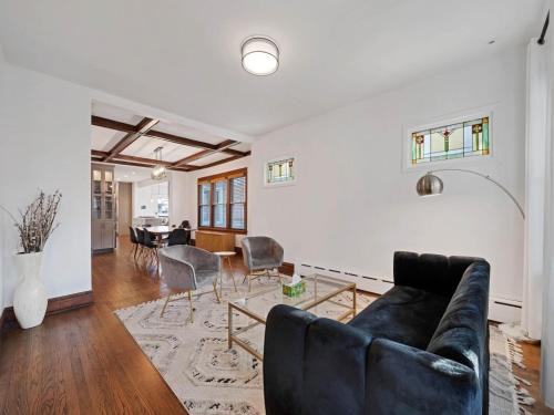 Oak Park House | Charming Oak Park 4BD 3,5BA and 2 Private Parking home