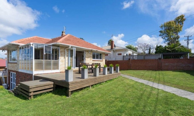 Greenlane - Ellerslie House | Charming One Tree Hill House by Furnished Rentals