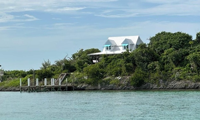 Lubbers Quarters Cay House | Charming Out-island Cottage with Private Dock on Tilloo Cay