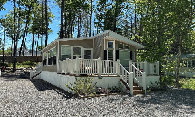 South Casco Cottage | Charming Pet-Friendly Cottage in Point Sebago Resort - Perfect for Families!