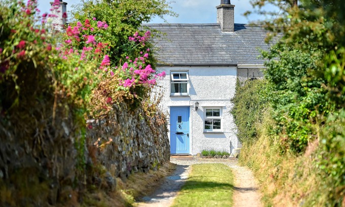 Llanengan Cottage | Charming Pet-Friendly Cottage with Coastal Views near Abersoch | Tan-Y-Fynwent