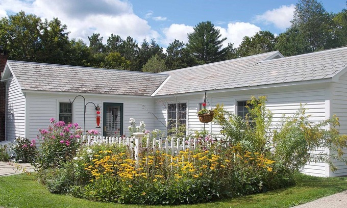 Dorset Cottage | Charming pet-friendly, Meadow View Cottage in heart of historic Dorset VT!