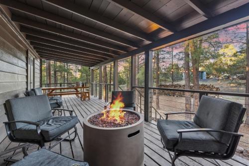 Show Low House | Charming Pines Cabin with Fireplace and BBQ