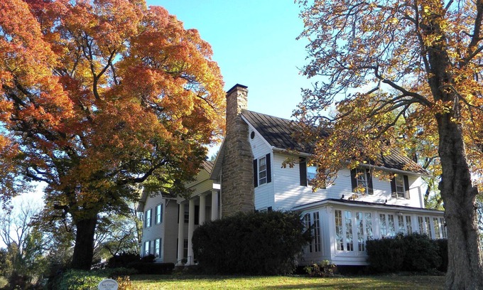 Warrenton Apartment | Charming Presidential Suite with full kitchen - The Inn at Black Horse Manor