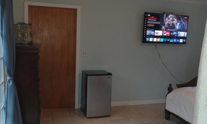 Monroe House | Charming & Private 1-bed & 1 ba ,sleeps 2, on 1st floor of a 5 bed 3ba House,