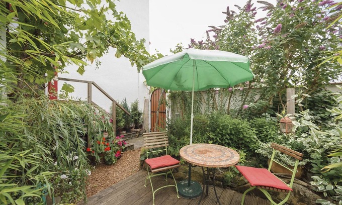 Oggersheim Apartment | Charming Private Apartment with Garden