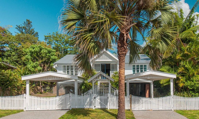 Edge Hill House | Charming Queenslander with Pool – Perfect Family or Friends Getaway in Cairns
