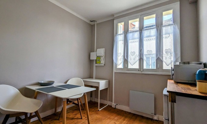 Chatillon-sur-Indre Apartment | Charming Retreat: Cozy Home with Garden, Parking, Near Historic Sights